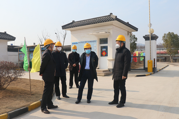 1580905618445995.jpg 3 海螺創(chuàng)業(yè)董事長郭景彬蒞臨公司作援鄂防疫物資轉運部署.jpg