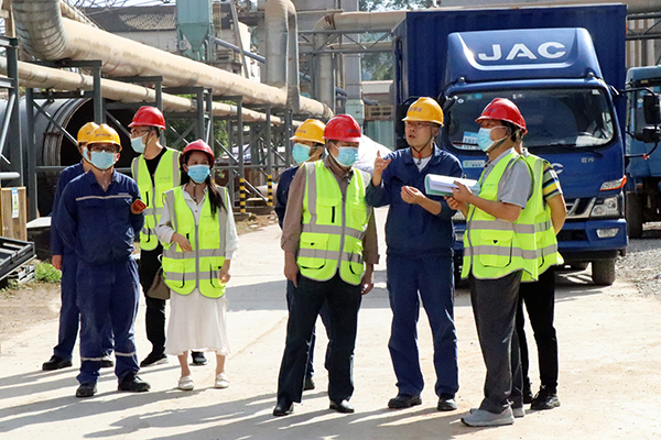 1634267263379022.jpg 專家組到現場查看02.jpg