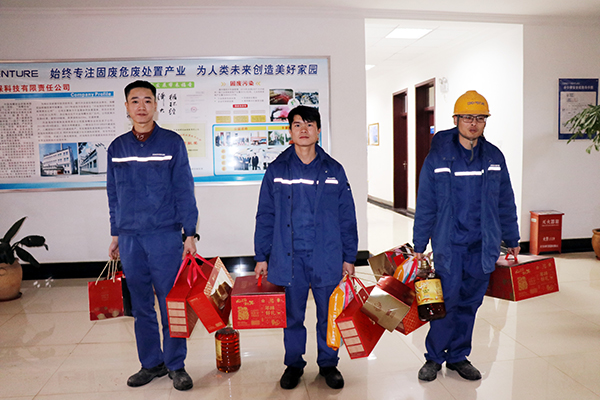 1642303907945039.jpg 員工有序領取禮包.jpg